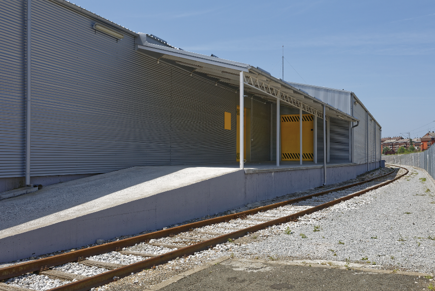 warehouse with rail access/siding