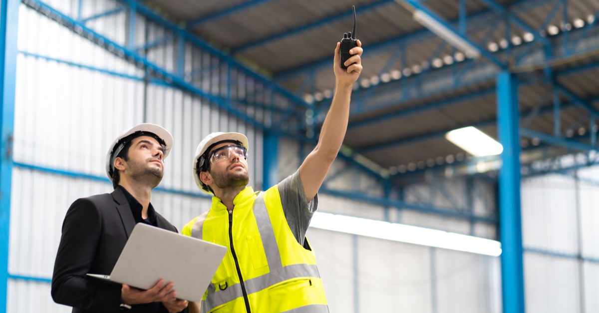 Una foto de dos hombres discutiendo sobre un almacén en el que se encuentran actualmente - A photo of two men discussing a warehouse in which they are currently standing | Warehouse Finder