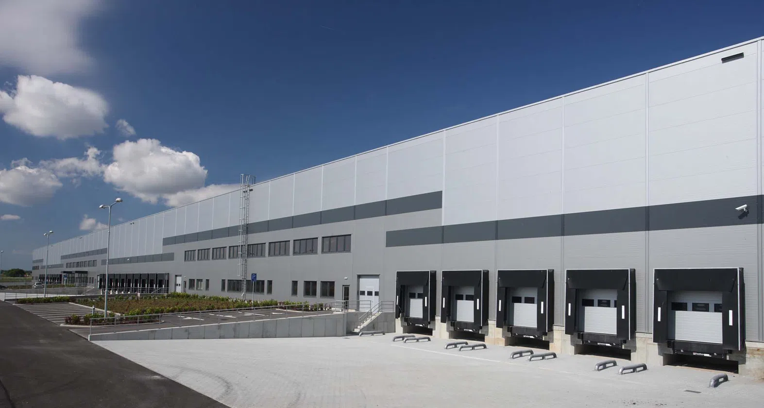 Large Warehouse with Dock High Docks, Links to Site Help